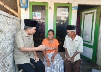 Bupati Jember Muhammad fawait saat mengunjungi warga Pugur di program Home Care