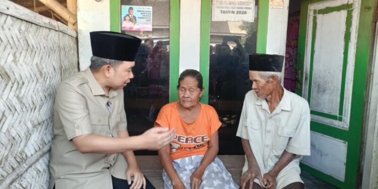 Bupati Jember Muhammad fawait saat mengunjungi warga Pugur di program Home Care