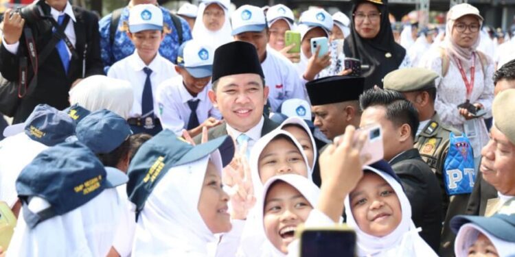 Bupati Jember Muhammad fawait usai mengikuti upacara HUT RI ke 81 di Alun-alun Jember