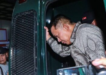 Tersangka mantan Jaksa Agung Muda Tindak Pidana Khusus (Jampidsus) Febrie Adriansyah (kanan) turun dari mobil tahanan setibanya di Rutan Cabang KPK, Gedung KPK, Jakarta, Jumat (24/7/2026). Kejaksaan Agung resmi menahan Febrie Adriansyah sebagai tersangka dugaan tindak pidana pencucian uang (TPPU). ANTARA FOTO/Darryl Ramadhan/agr