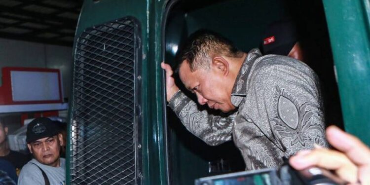 Tersangka mantan Jaksa Agung Muda Tindak Pidana Khusus (Jampidsus) Febrie Adriansyah (kanan) turun dari mobil tahanan setibanya di Rutan Cabang KPK, Gedung KPK, Jakarta, Jumat (24/7/2026). Kejaksaan Agung resmi menahan Febrie Adriansyah sebagai tersangka dugaan tindak pidana pencucian uang (TPPU). ANTARA FOTO/Darryl Ramadhan/agr