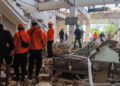 Petugas melakukan penyisiran bangunan Pelabuhan Laurentius Say Maumere yang rusak akibat gempa di Kabupaten Sikka, Nusa Tenggara Timur (NTT), Sabtu (15/8/2026). Badan Penanggulangan Bencana Daerah (BPBD) Kabupaten Sikka melaporkan terdapat tiga korban jiwa dari ambruknya gedung ruang tunggu pelabuhan yang diguncang gempa bumi magnitudo (M) 7,7 tersebut. ANTARA FOTO/Gregorio J Gilbert/nym.