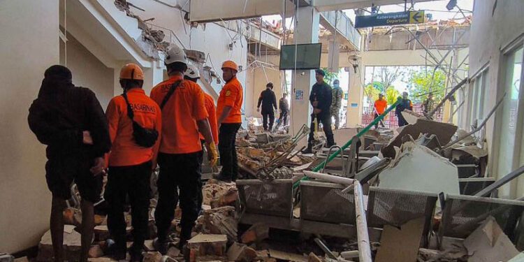 Petugas melakukan penyisiran bangunan Pelabuhan Laurentius Say Maumere yang rusak akibat gempa di Kabupaten Sikka, Nusa Tenggara Timur (NTT), Sabtu (15/8/2026). Badan Penanggulangan Bencana Daerah (BPBD) Kabupaten Sikka melaporkan terdapat tiga korban jiwa dari ambruknya gedung ruang tunggu pelabuhan yang diguncang gempa bumi magnitudo (M) 7,7 tersebut. ANTARA FOTO/Gregorio J Gilbert/nym.