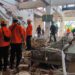 Petugas melakukan penyisiran bangunan Pelabuhan Laurentius Say Maumere yang rusak akibat gempa di Kabupaten Sikka, Nusa Tenggara Timur (NTT), Sabtu (15/8/2026). Badan Penanggulangan Bencana Daerah (BPBD) Kabupaten Sikka melaporkan terdapat tiga korban jiwa dari ambruknya gedung ruang tunggu pelabuhan yang diguncang gempa bumi magnitudo (M) 7,7 tersebut. ANTARA FOTO/Gregorio J Gilbert/nym.