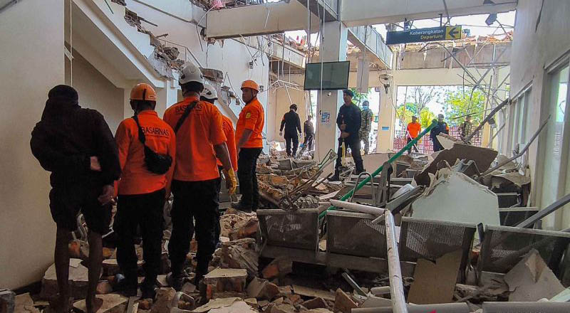 Petugas melakukan penyisiran bangunan Pelabuhan Laurentius Say Maumere yang rusak akibat gempa di Kabupaten Sikka, Nusa Tenggara Timur (NTT), Sabtu (15/8/2026). Badan Penanggulangan Bencana Daerah (BPBD) Kabupaten Sikka melaporkan terdapat tiga korban jiwa dari ambruknya gedung ruang tunggu pelabuhan yang diguncang gempa bumi magnitudo (M) 7,7 tersebut. ANTARA FOTO/Gregorio J Gilbert/nym.