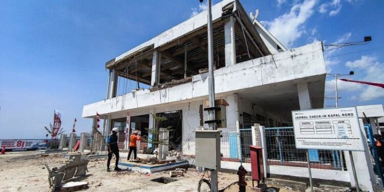 Petugas melihat kondisi bangunan Pelabuhan Laurentius Say Maumere yang rusak akibat gempa di Kabupaten Sikka, Nusa Tenggara Timur (NTT), Sabtu (15/8/2026). Badan Penanggulangan Bencana Daerah (BPBD) Kabupaten Sikka melaporkan terdapat tiga korban jiwa dari ambruknya gedung ruang tunggu pelabuhan yang diguncang gempa bumi magnitudo (M) 7,7 tersebut. ANTARA FOTO/Gregorio J Gilbert/sth/nz