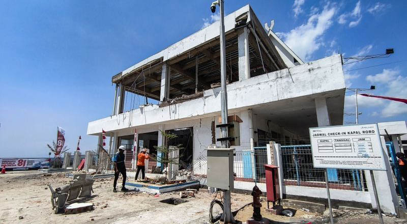 Petugas melihat kondisi bangunan Pelabuhan Laurentius Say Maumere yang rusak akibat gempa di Kabupaten Sikka, Nusa Tenggara Timur (NTT), Sabtu (15/8/2026). Badan Penanggulangan Bencana Daerah (BPBD) Kabupaten Sikka melaporkan terdapat tiga korban jiwa dari ambruknya gedung ruang tunggu pelabuhan yang diguncang gempa bumi magnitudo (M) 7,7 tersebut. ANTARA FOTO/Gregorio J Gilbert/sth/nz