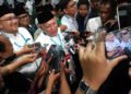 Pengasuh Pesantren Tebuireng KH Abdul Hakim Mahfudz atau Gus Kikin menjawab pertanyaan wartawan usai mengikuti sidang pleno voting opsi mekanisme pemilihan Ketua Umum Pengurus Besar Nahdlatul Ulama (PBNU) Muktamar ke-35 Nahdlatul Ulama (NU) di Pondok Pesantren Bahrul Ulum Tambakberas, Jombang, Jawa Timur, Minggu (30/8/2026) dini hari. Peserta Muktamar ke-35 NU menyetujui perubahan mekanisme pemilihan Ketua Umum Pengurus Besar Nahdlatul Ulama (PBNU) dari sistem 'one man one vote' (satu orang, satu suara) menjadi mekanisme 'Ahlul Halli wal Aqdi' (AHWA) dan pemilihan akan berlanjut pada Minggu (30/8) pagi. ANTARA FOTO/Syaiful Arifngasuh Pondok Pesantren Tebuireng, Kabupaten Jombang, Jawa Timur, K.H Abdul Hakim Mahfudz atau Gus Kikin. ANTARA FOTO/Syaiful Arif