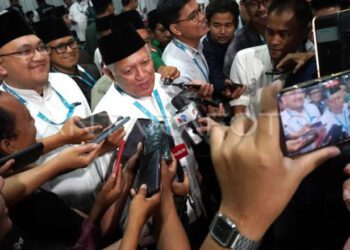 Pengasuh Pesantren Tebuireng KH Abdul Hakim Mahfudz atau Gus Kikin menjawab pertanyaan wartawan usai mengikuti sidang pleno voting opsi mekanisme pemilihan Ketua Umum Pengurus Besar Nahdlatul Ulama (PBNU) Muktamar ke-35 Nahdlatul Ulama (NU) di Pondok Pesantren Bahrul Ulum Tambakberas, Jombang, Jawa Timur, Minggu (30/8/2026) dini hari. Peserta Muktamar ke-35 NU menyetujui perubahan mekanisme pemilihan Ketua Umum Pengurus Besar Nahdlatul Ulama (PBNU) dari sistem 'one man one vote' (satu orang, satu suara) menjadi mekanisme 'Ahlul Halli wal Aqdi' (AHWA) dan pemilihan akan berlanjut pada Minggu (30/8) pagi. ANTARA FOTO/Syaiful Arifngasuh Pondok Pesantren Tebuireng, Kabupaten Jombang, Jawa Timur, K.H Abdul Hakim Mahfudz atau Gus Kikin. ANTARA FOTO/Syaiful Arif