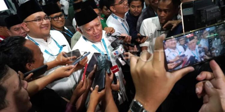 Pengasuh Pesantren Tebuireng KH Abdul Hakim Mahfudz atau Gus Kikin menjawab pertanyaan wartawan usai mengikuti sidang pleno voting opsi mekanisme pemilihan Ketua Umum Pengurus Besar Nahdlatul Ulama (PBNU) Muktamar ke-35 Nahdlatul Ulama (NU) di Pondok Pesantren Bahrul Ulum Tambakberas, Jombang, Jawa Timur, Minggu (30/8/2026) dini hari. Peserta Muktamar ke-35 NU menyetujui perubahan mekanisme pemilihan Ketua Umum Pengurus Besar Nahdlatul Ulama (PBNU) dari sistem 'one man one vote' (satu orang, satu suara) menjadi mekanisme 'Ahlul Halli wal Aqdi' (AHWA) dan pemilihan akan berlanjut pada Minggu (30/8) pagi. ANTARA FOTO/Syaiful Arifngasuh Pondok Pesantren Tebuireng, Kabupaten Jombang, Jawa Timur, K.H Abdul Hakim Mahfudz atau Gus Kikin. ANTARA FOTO/Syaiful Arif