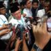 Pengasuh Pesantren Tebuireng KH Abdul Hakim Mahfudz atau Gus Kikin menjawab pertanyaan wartawan usai mengikuti sidang pleno voting opsi mekanisme pemilihan Ketua Umum Pengurus Besar Nahdlatul Ulama (PBNU) Muktamar ke-35 Nahdlatul Ulama (NU) di Pondok Pesantren Bahrul Ulum Tambakberas, Jombang, Jawa Timur, Minggu (30/8/2026) dini hari. Peserta Muktamar ke-35 NU menyetujui perubahan mekanisme pemilihan Ketua Umum Pengurus Besar Nahdlatul Ulama (PBNU) dari sistem 'one man one vote' (satu orang, satu suara) menjadi mekanisme 'Ahlul Halli wal Aqdi' (AHWA) dan pemilihan akan berlanjut pada Minggu (30/8) pagi. ANTARA FOTO/Syaiful Arifngasuh Pondok Pesantren Tebuireng, Kabupaten Jombang, Jawa Timur, K.H Abdul Hakim Mahfudz atau Gus Kikin. ANTARA FOTO/Syaiful Arif