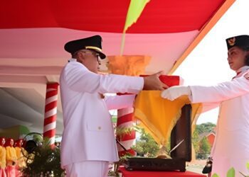 Bupati Gorontalo Sofyan Puhi sebagai inspektur upacara peringatan HUT ke-81 RI ketika memberi bendera pusaka Merah Putih untuk dikibarkan, bertempat di Sport Center Kabupaten Gorontalo, Senin (17/8/2026).