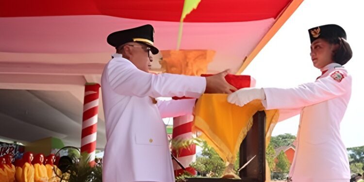 Bupati Gorontalo Sofyan Puhi sebagai inspektur upacara peringatan HUT ke-81 RI ketika memberi bendera pusaka Merah Putih untuk dikibarkan, bertempat di Sport Center Kabupaten Gorontalo, Senin (17/8/2026).