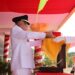 Bupati Gorontalo Sofyan Puhi sebagai inspektur upacara peringatan HUT ke-81 RI ketika memberi bendera pusaka Merah Putih untuk dikibarkan, bertempat di Sport Center Kabupaten Gorontalo, Senin (17/8/2026).