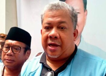 Wakil Ketua Umum Partai Gelora Fahri Hamzah dikonfirmasi wartawan usai acara konsolidasi dan silaturahmi relawan Prabowo-Gibran di Posko Tim Kampanye Daerah (TKD) Prabowo-Gibran di Kota Mataram, Nusa Tenggara Barat (NTB), Selasa (16/1/2024). ANTARA/Nur Imansyah