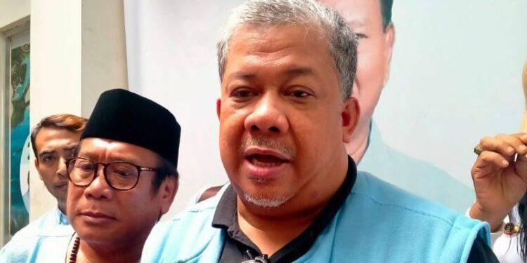 Wakil Ketua Umum Partai Gelora Fahri Hamzah dikonfirmasi wartawan usai acara konsolidasi dan silaturahmi relawan Prabowo-Gibran di Posko Tim Kampanye Daerah (TKD) Prabowo-Gibran di Kota Mataram, Nusa Tenggara Barat (NTB), Selasa (16/1/2024). ANTARA/Nur Imansyah