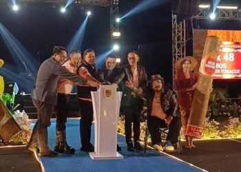 Bupati Jember Muhammad fawait berama komisaris BIN Cigar saat membuka acara JKCI di Pantai Watu Ulo