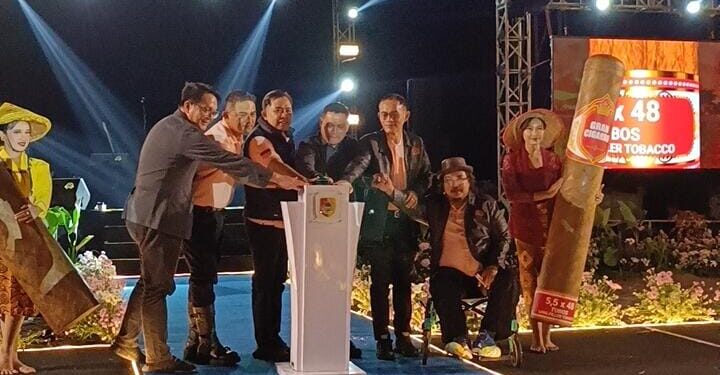 Bupati Jember Muhammad fawait berama komisaris BIN Cigar saat membuka acara JKCI di Pantai Watu Ulo