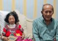 Kusnadi mendampingi sang istri menjalani perawatan medis. (Foto: Dok/Humas BPJS Kesehatan Cabang Pamekasan)