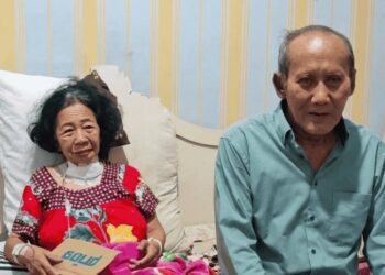 Kusnadi mendampingi sang istri menjalani perawatan medis. (Foto: Dok/Humas BPJS Kesehatan Cabang Pamekasan)