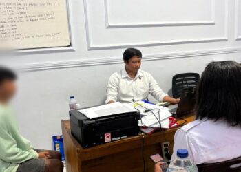 Tersangka pencabulan saat dilakukan penahanan oleh Polres Pohuwato, Senin (03/08/2026) (Istimewa)
