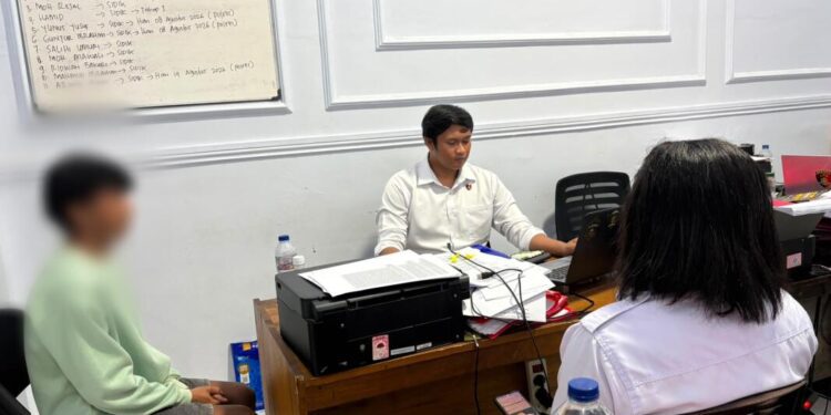 Tersangka pencabulan saat dilakukan penahanan oleh Polres Pohuwato, Senin (03/08/2026) (Istimewa)