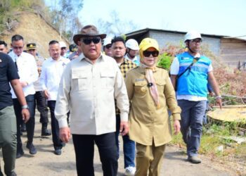 Anggota DPR RI Rusli Habibie bersama Wakil Gubernur Gorontalo Idah Syahidah saat mengunjungi Pulau Dudepo dalam rangka pemenuhan sambungan listrik bagi masyarakat setempat.