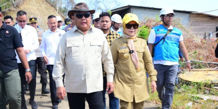 Anggota DPR RI Rusli Habibie bersama Wakil Gubernur Gorontalo Idah Syahidah saat mengunjungi Pulau Dudepo dalam rangka pemenuhan sambungan listrik bagi masyarakat setempat.