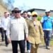 Anggota DPR RI Rusli Habibie bersama Wakil Gubernur Gorontalo Idah Syahidah saat mengunjungi Pulau Dudepo dalam rangka pemenuhan sambungan listrik bagi masyarakat setempat.
