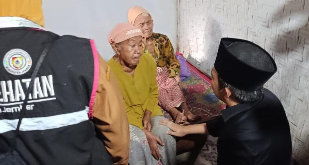Bupati Jember, Muhammad Fawait saat mengunjungi warga tidak mampu penerima layanan kesehatan Home Care di Kecamatan Tanggul, beberapa waktu lalu.