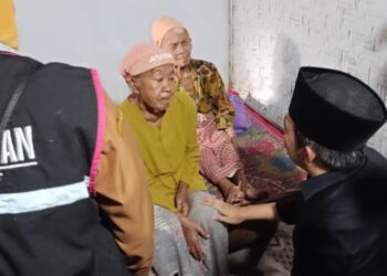 Bupati Jember, Muhammad Fawait saat mengunjungi warga tidak mampu penerima layanan kesehatan Home Care di Kecamatan Tanggul, beberapa waktu lalu.