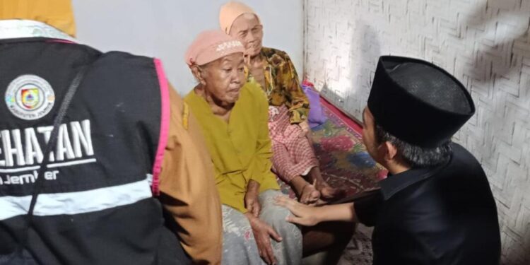 Bupati Jember, Muhammad Fawait saat mengunjungi warga tidak mampu penerima layanan kesehatan Home Care di Kecamatan Tanggul, beberapa waktu lalu.