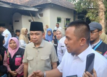 Wakil Ketua Ombudsman RI Rahmadi Indra Berama Bupati Jember Muhammad fawait saat mengunjungi Puskesmas Sumberbaru