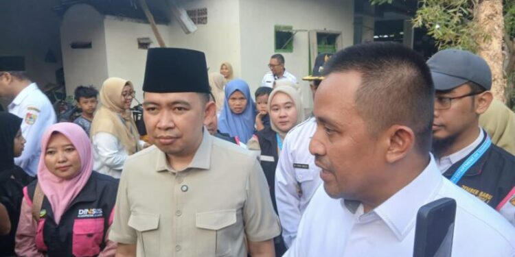 Wakil Ketua Ombudsman RI Rahmadi Indra Berama Bupati Jember Muhammad fawait saat mengunjungi Puskesmas Sumberbaru