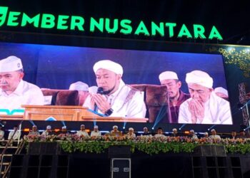 Gus Fawai bersama KHR.Ahmad Azaim Ibrahimy dalam kegiatan Jember Berselawat.
