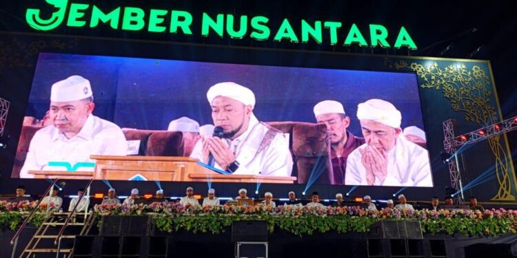 Gus Fawai bersama KHR.Ahmad Azaim Ibrahimy dalam kegiatan Jember Berselawat.