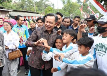 Bupati Jember Muhammad Fawaait saat Menyapa anak-anak di Festival Egrang ke-XIV di Komunitas Tanoker, Ledokombo