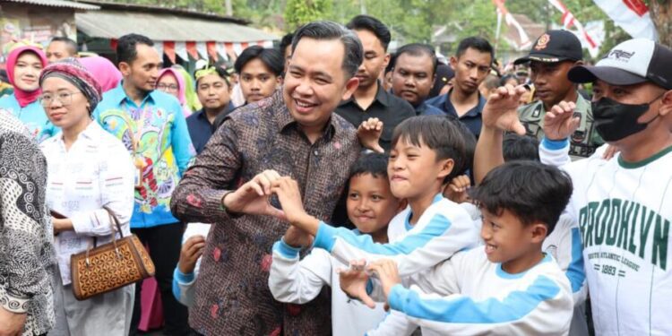Bupati Jember Muhammad Fawaait saat Menyapa anak-anak di Festival Egrang ke-XIV di Komunitas Tanoker, Ledokombo