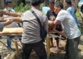 Aparat kepolisian bersama warga setempat saat mengevakuasi korban.(F. Istimewa)