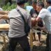 Aparat kepolisian bersama warga setempat saat mengevakuasi korban.(F. Istimewa)