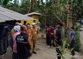 Tim Nakes Home Care saat ke ruang waga yang membutuhkan perawatan