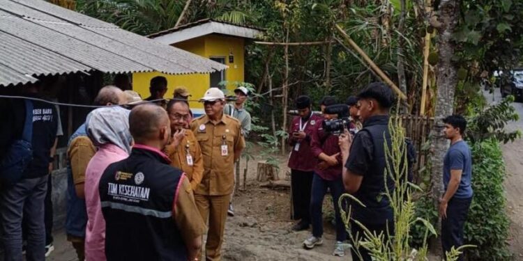 Tim Nakes Home Care saat ke ruang waga yang membutuhkan perawatan