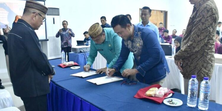 Penandatanganan kerjasama satu data daerah Kabupaten Pohuwato bekerjasama dengan Pemprov Gorontalo.(Iwan Karim Ptokopim Pohuwato)