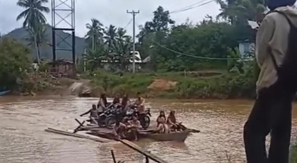 Para siswa menyebrangi sungai di Pasca Karsa 1,(Istimewa)