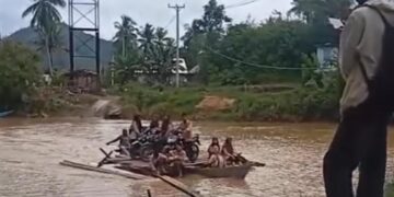 Para siswa menyebrangi sungai di Pasca Karsa 1,(Istimewa)