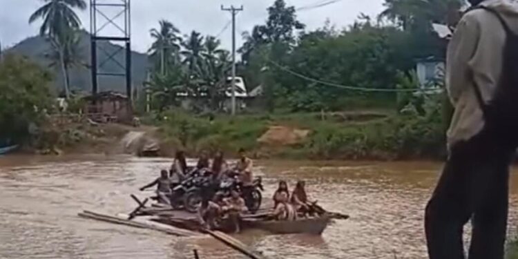 Para siswa menyebrangi sungai di Pasca Karsa 1,(Istimewa)