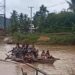 Para siswa menyebrangi sungai di Pasca Karsa 1,(Istimewa)