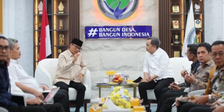 Bupati Jember Muhammad fawait saat menemui Yandri Susanto di Kemendes PDT
