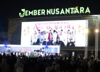 Suasana puncak acara ancak agung di alun-alun Jember