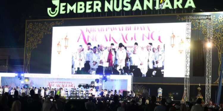 Suasana puncak acara ancak agung di alun-alun Jember